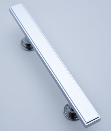 Mano Cabinet / Appliance Pull Handle